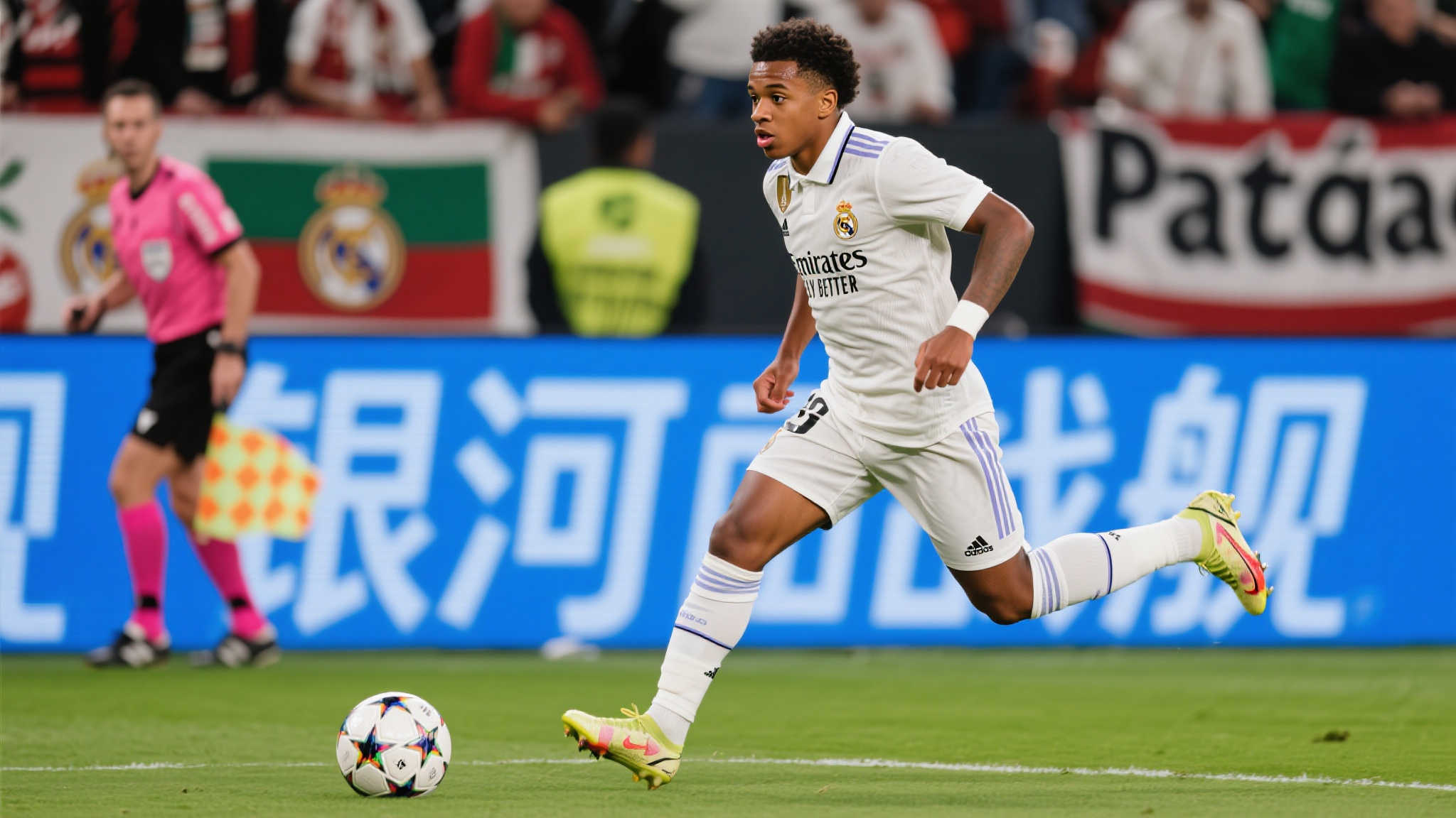 皇马半场2-0帕丘卡:贝林厄姆居莱尔建功,阿森西奥染红离场 从比赛前瞻到球队排兵布阵,贝林厄姆作为皇马上半赛季